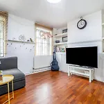 2 Story Apt On The Ground Floor At Clapham North